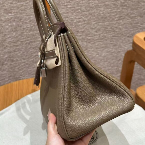 Classic Hermes Bag: A Stylish and Versatile Choice for Elegance - Picture 3 of 6